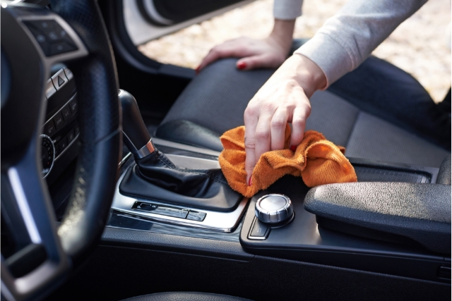 Aftørring af midterkonsol i Bilen - Bilrengøring i Herning